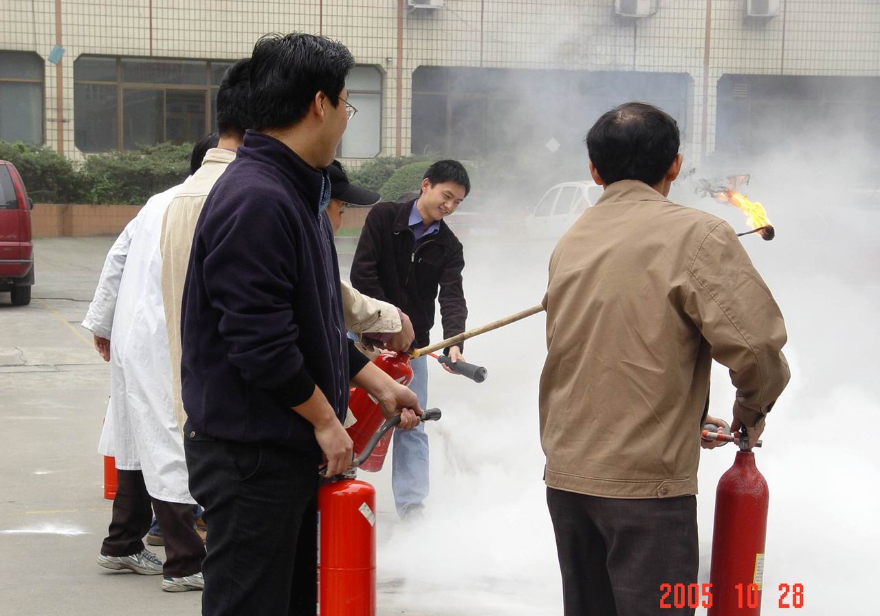 经过紧张的扑救,火灭了。